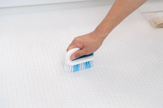 白バスブラシでこする