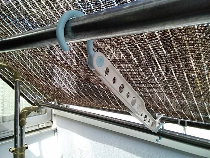 V字ハンガーキャッチを竿にかけた様子