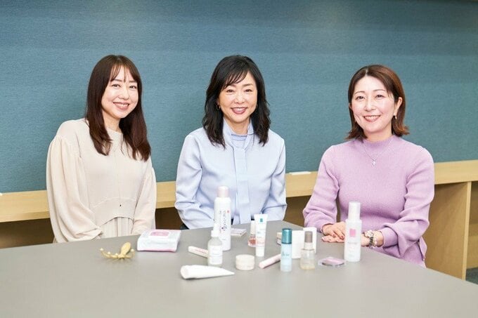 笑顔の動画クリエイターのあいりさん、美容ジャーナリストの天野佳代子さん、プチプラ美容マニアののんさん