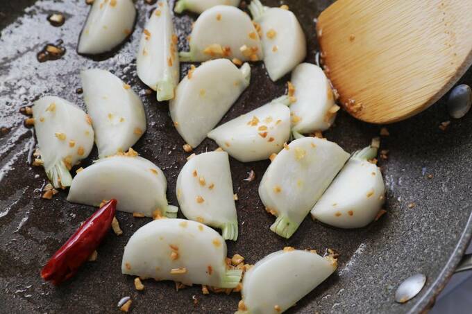 フライパンでカブを炒める