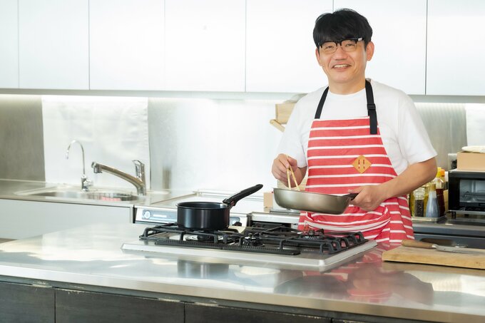 料理をする飯尾さん