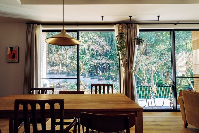 天井まであるサッシと庭