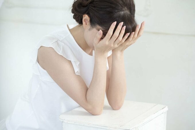 目に手のひらをあてる