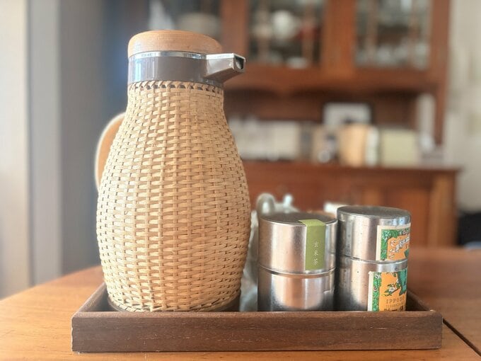 テーブルの上のトレーに置いてあるポットと茶筒