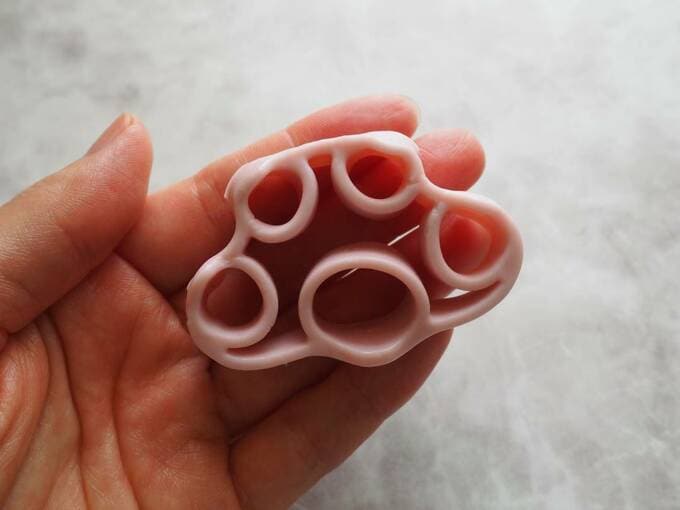 フィンガーストレッチャーを持つ