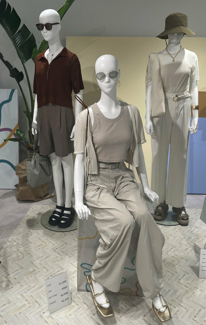 ベルトサンダルとナローストラップフラットサンダルとボリュームソールスポーツサンダルを使ったコーディネート