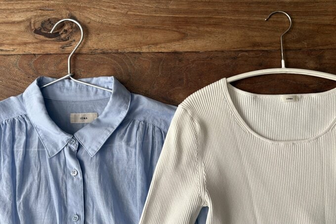 2着の服をハンガーにかけている