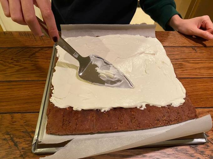 スポンジ生地にクリームを塗る