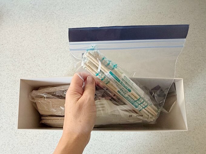 割り箸をジッパーに入れている