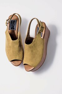 深めのカーキとタイトなシルエットが厚底を大人顔に変身