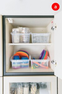 あまり使わない食器類は上段の棚に