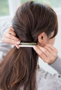 バレッタを留める