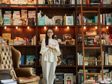 俳優・中嶋朋子さんが山荘にもつ本棚の中身。「本の世界にひたり続ける」夢のような時間に