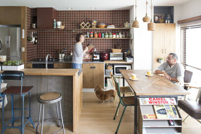 ヴィンテージ雑貨が際立つ、無骨さと温もりが共存する家