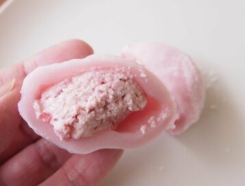 セブン151円の「苺クリーム大福」がうまい！イチゴが入ってないのに最高でした…