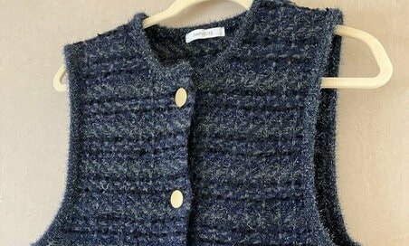 50代の秋コーデに「ベストやジレ」が使える。夏服に羽織って秋を取り入れる