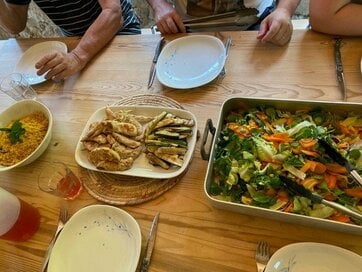 日本とフランスでこんなに違う「夏の過ごし方」。家庭菜園の腕を競い、自然の中で食事