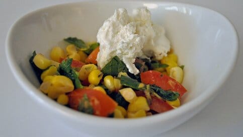 アメリカで大ブームのファーマーズマーケット・スタイル！ 切って混ぜるだけのパーティサラダで旬のハーブと野菜を大量消費