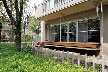 【団地リノベ事例】デッキと庭へ下りられる階段も！「図書館みたい」な機能美に満足