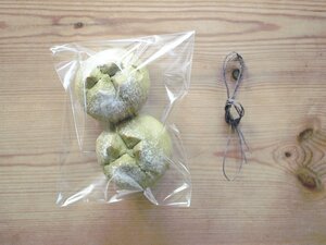 大納言甘納豆を包み込んだ、小さな抹茶パン