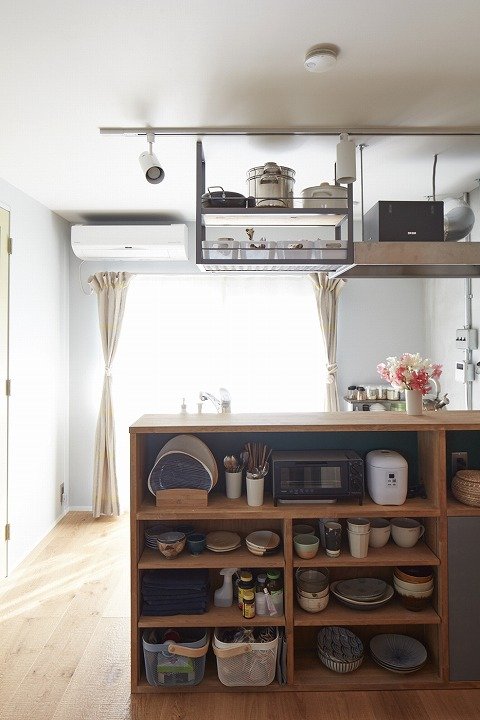 食器棚を兼ねるキッチンカウンター