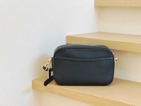 階段に置かれた黒い鞄