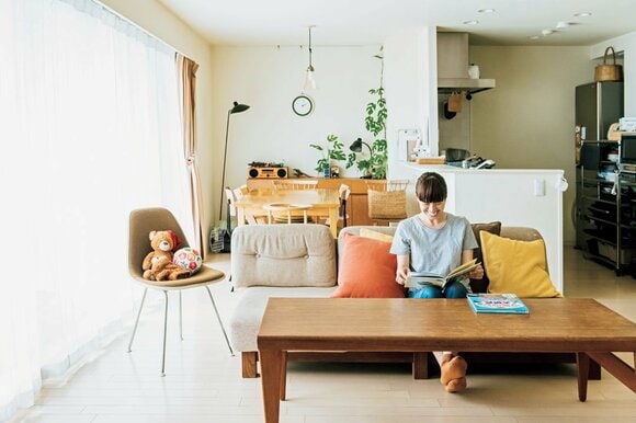 女性ソファで読書