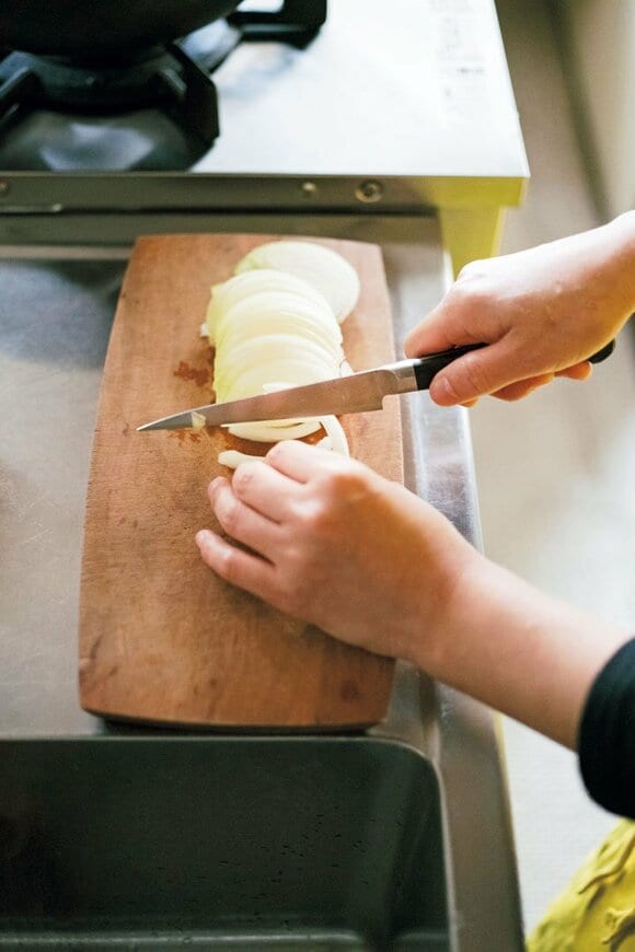 小さい包丁とまな板でタマネギをカット