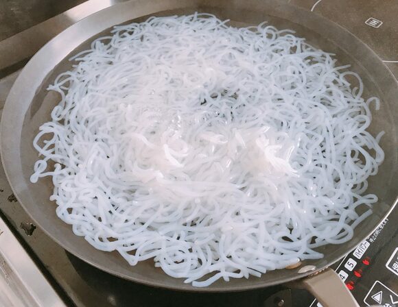 水洗いして下ゆでし、水気をきる。