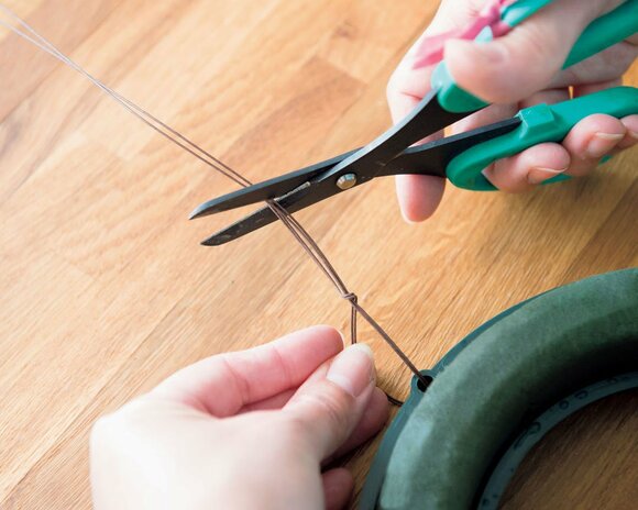 余分をカットして壁かけ用の輪にする。