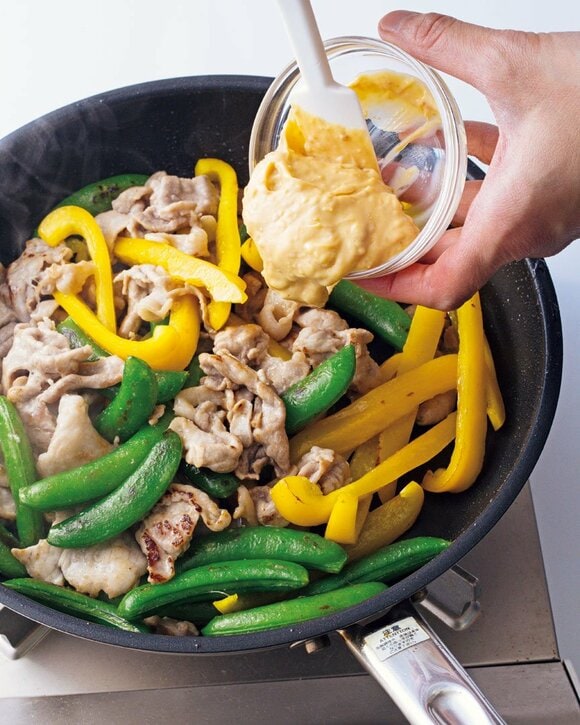 フライパンにお肉パプリカなど