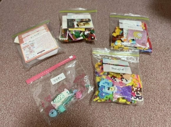 袋にビーズの作品など