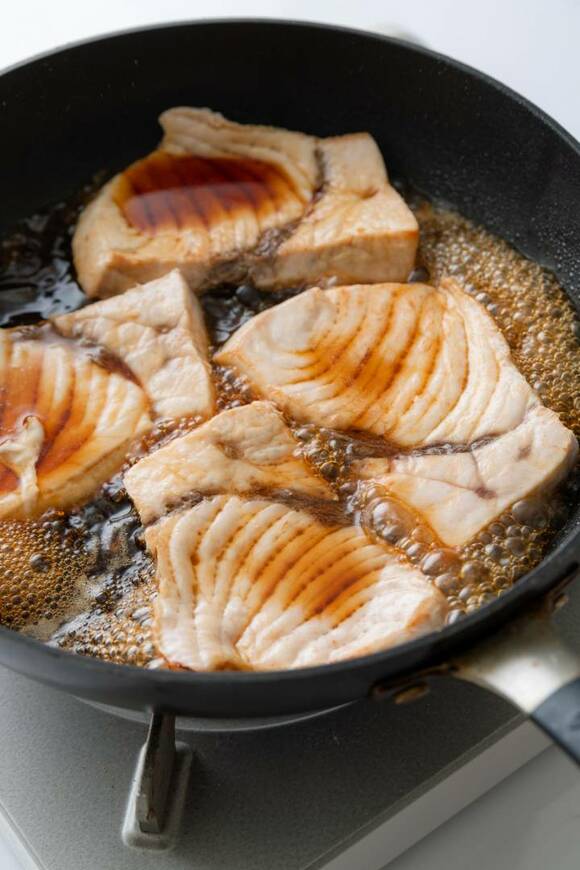 魚の切り身を家でおいしく 照り焼きの下処理は塩ではなく酒 Esseonline エッセ オンライン