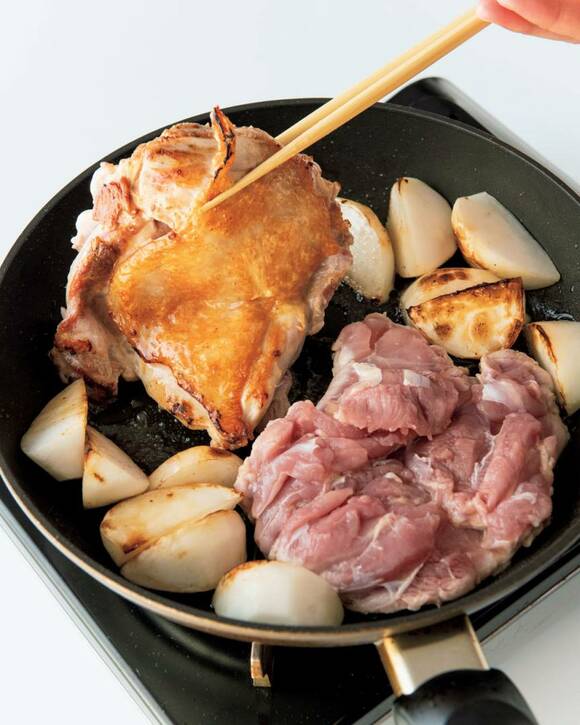 フライパンに皮目を下にした鶏肉とカブを入れて焼く