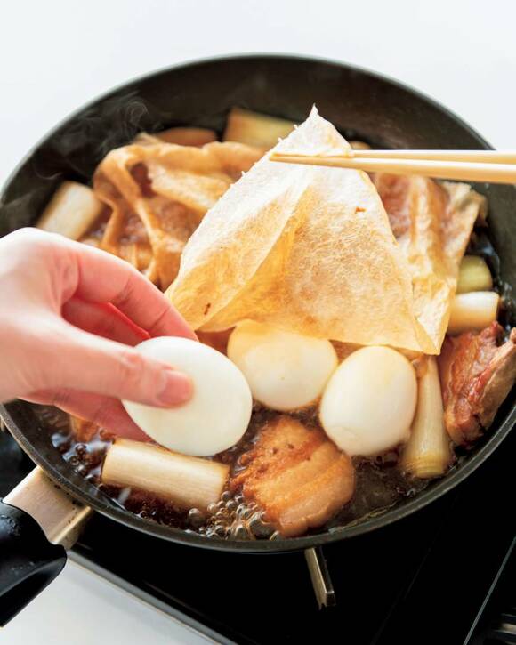 ゆで卵を加え、さらに5分ほど煮る