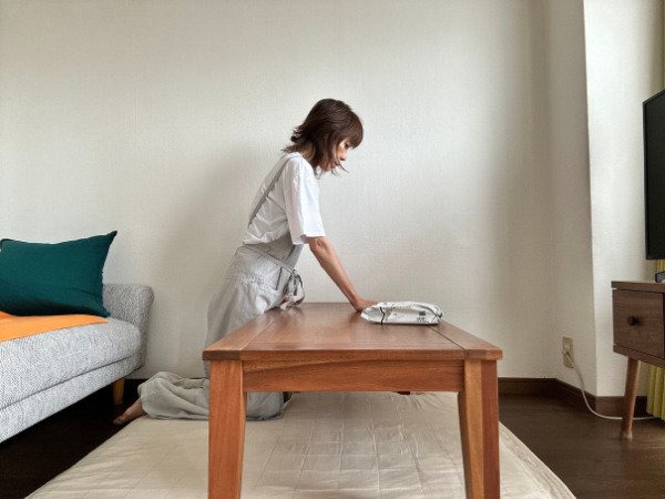 机を掃除するあゆみさん