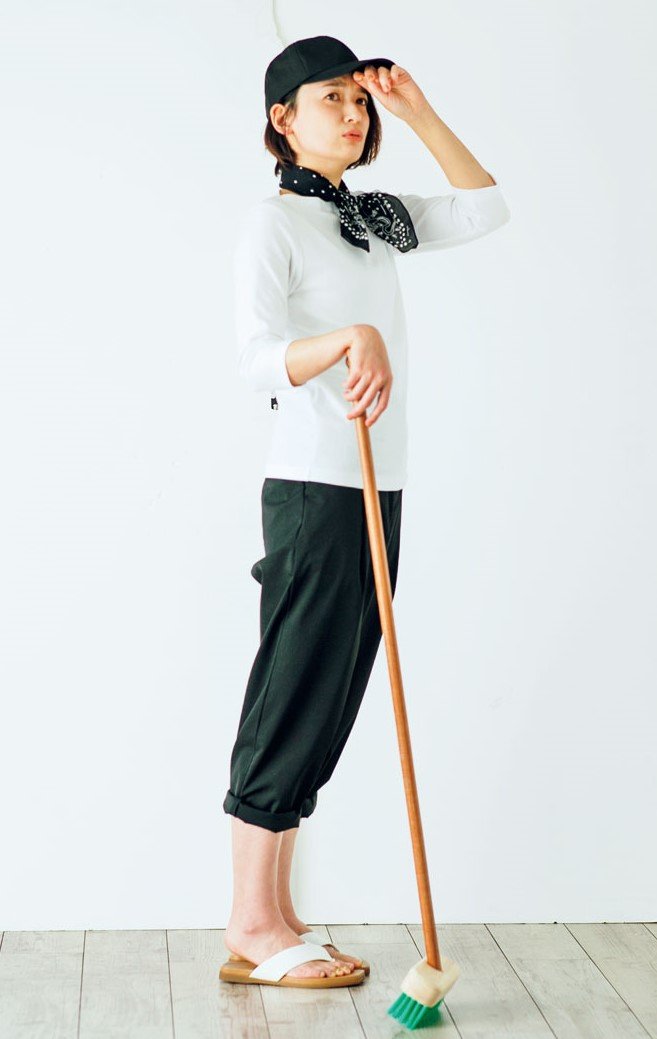 モップを持つ女性