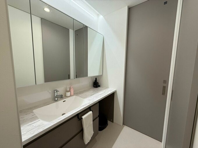 掘り込み照明のある、引き出し収納つきのスタイリッシュな洗面台