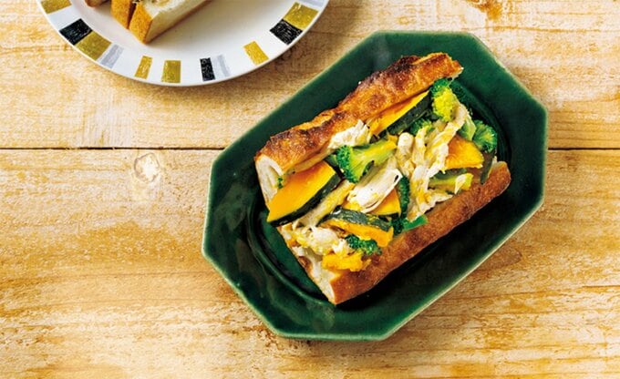 お皿に盛られたカボチャとブロッコリーのバゲットサンド