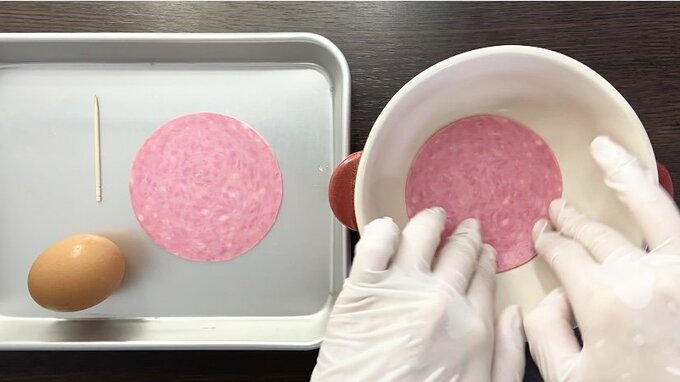 耐熱皿にハムを1枚置く