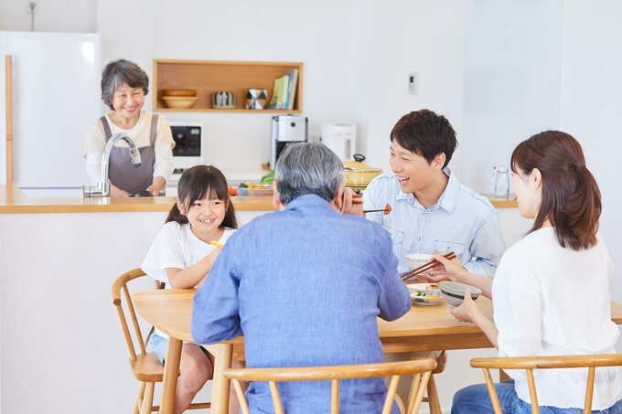 食事をする家族