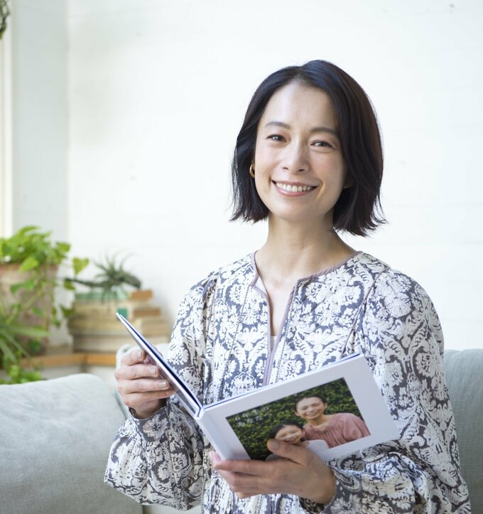 フォトブックを持っている女性