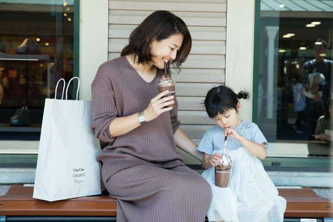 親子で飲み物を飲む様子