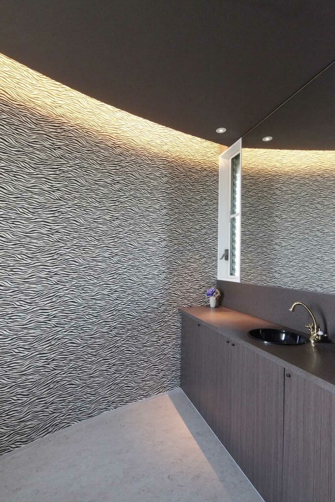 間接照明でアールになった壁面を照らす