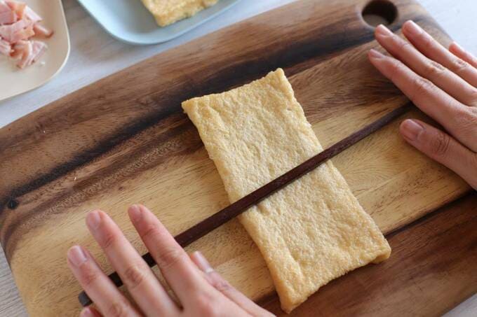 油揚げに箸を転がす