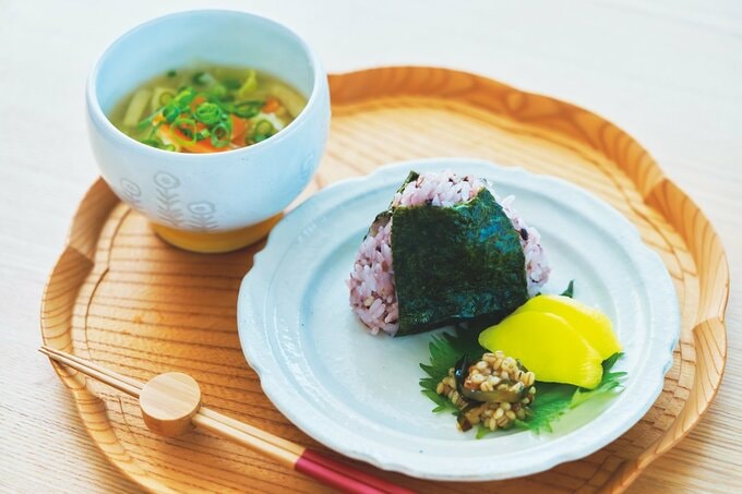 おにぎりとお漬物と汁物の軽食