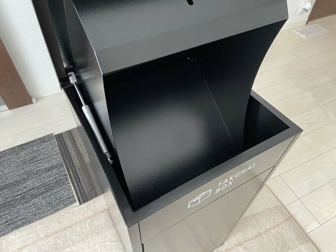 宅配ボックスの上部をあけたところ