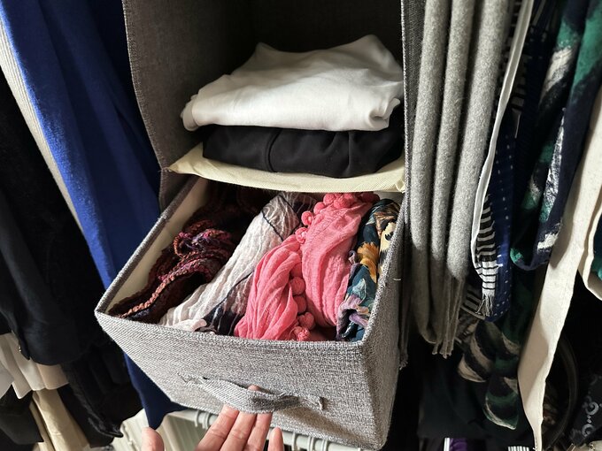 服が詰まったクローゼットと衣装ケース