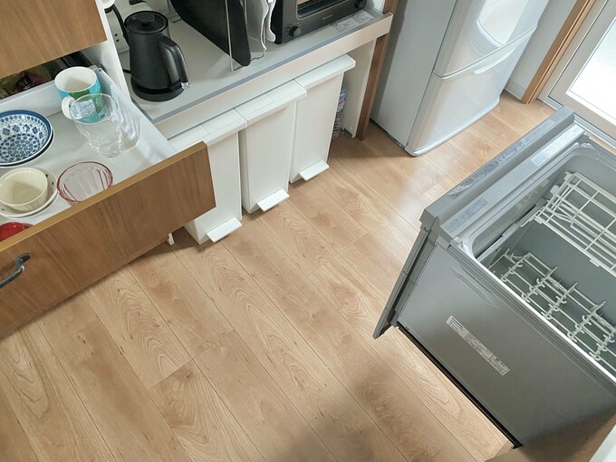 食洗機で洗った食器をカップボードに戻す時、どちらも開けたまま戻せる