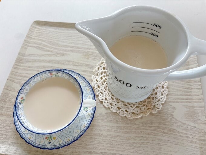 写真：計量カップとミルクティ